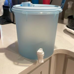 NWT Tupperware 5 Qt Dispenser with removable handle